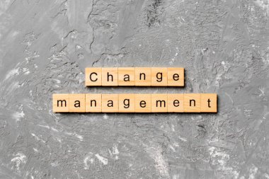 Tahta blokta yönetim sözcüğünü değiştir. tablo üzerinde yönetim metnini değiştir, konsept.