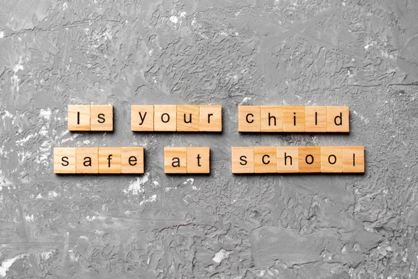 Twoje Dziecko Jest Bezpieczne Szkole Słowo Napisane Bloku Drewna Czy — Zdjęcie stockowe