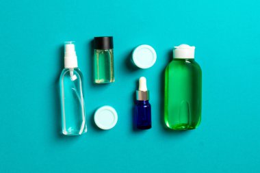 Kozmetik SPA marka modeli, fotokopi alanı olan üst görünüm. Renkli arka planda duran krema tüpleri ve kavanozları..