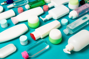 Plastik gövde bakımı şişesi düz kompozisyonu ve renkli arka plan boşluğuna kozmetik ürünler dizayn edilmişti. Beyaz Kozmetik kapları kümesi, kopya alanı ile üst görünüm.