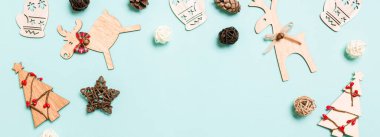 Mavi arka planda Noel süslerinin en üst görüntüsü. Fotokopi alanı olan yeni yıl tatili kavramı.