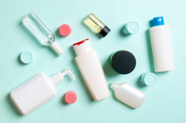 Plastik gövde bakımı şişesi düz kompozisyonu ve renkli arka plan boşluğuna kozmetik ürünler dizayn edilmişti. Beyaz Kozmetik kapları kümesi, kopya alanı ile üst görünüm.