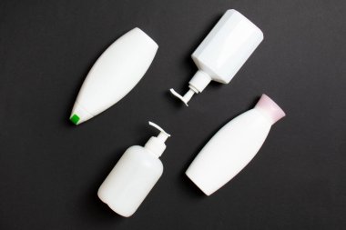 Renkli arkaplanda izole edilmiş Beyaz Kozmetik konteynırları seti, fotokopi alanı ile üst görünüm. Senin için bir grup plastik kaplar ve boş bir yer tasarladın..