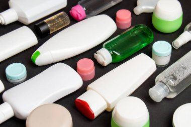 Plastik gövde bakımı şişesi düz kompozisyonu ve renkli arka plan boşluğuna kozmetik ürünler dizayn edilmişti. Beyaz Kozmetik kapları kümesi, kopya alanı ile üst görünüm.