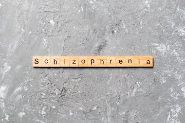 Tahta blokta yazan şizofreni kelimesi. Masada şizofreni metni, konsept.