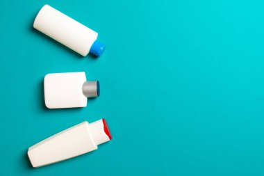Renkli arkaplanda izole edilmiş Beyaz Kozmetik konteynırları seti, fotokopi alanı ile üst görünüm. Senin için bir grup plastik kaplar ve boş bir yer tasarladın..