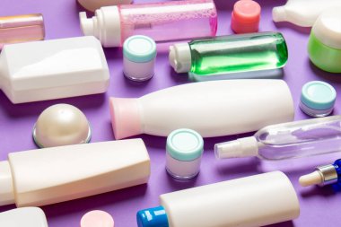 Plastik gövde bakımı şişesi düz kompozisyonu ve renkli arka plan boşluğuna kozmetik ürünler dizayn edilmişti. Beyaz Kozmetik kapları kümesi, kopya alanı ile üst görünüm.