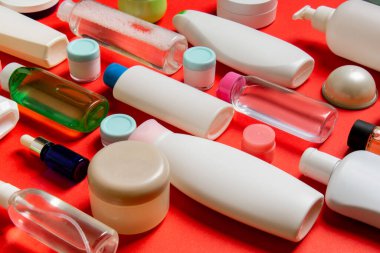 Plastik gövde bakımı şişesi düz kompozisyonu ve renkli arka plan boşluğuna kozmetik ürünler dizayn edilmişti. Beyaz Kozmetik kapları kümesi, kopya alanı ile üst görünüm.