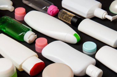 Plastik gövde bakımı şişesi düz kompozisyonu ve renkli arka plan boşluğuna kozmetik ürünler dizayn edilmişti. Beyaz Kozmetik kapları kümesi, kopya alanı ile üst görünüm.