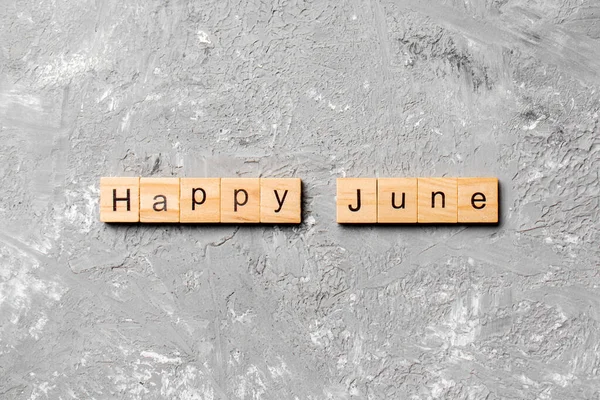 Χαρούμενη Λέξη Του Ιουνίου Γραμμένο Στο Ξύλο Μπλοκ Happy June — Φωτογραφία Αρχείου