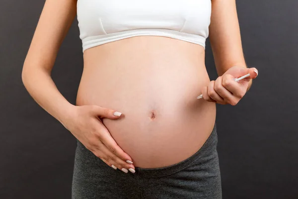 Zbliżenie Kobiety Ciąży Wykonującej Wstrzyknięcie Insuliny Brzuch Kolorowym Tle Przestrzenią — Zdjęcie stockowe