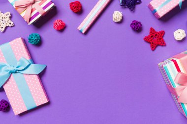 Mor arkaplandaki Noel süslerinin üst görüntüsü. Fotokopi alanı olan yeni yıl tatili kavramı.