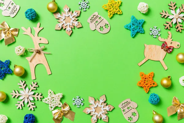 Вид Сверху Зеленый Фон Новогодними Игрушками Украшениями Концепция Рождества Местом — стоковое фото