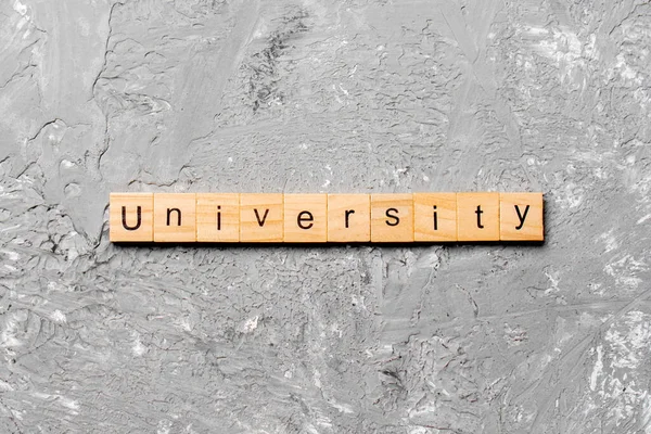 Universiteit Woord Geschreven Hout Blok Universiteit Tekst Cement Tafel Voor — Stockfoto