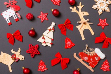 Noel oyuncakları ve süslemeleri olan siyah bir arkaplan. Mutlu yıllar konsepti.