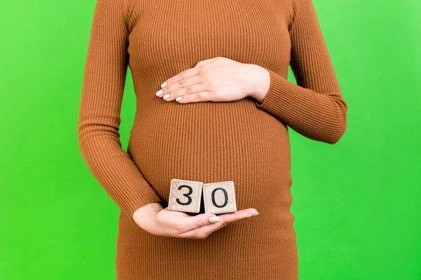 Nahaufnahme Von Dreißig Wochen Schwangerschaft Würfel Den Händen Der Schwangeren — Stockfoto