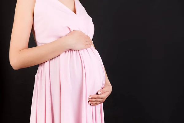 Обрезанное Изображение Беременной Женщины Розовом Платье Молодая Мама Обнимает Живот — стоковое фото