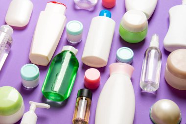 Plastik gövde bakımı şişesi düz kompozisyonu ve renkli arka plan boşluğuna kozmetik ürünler dizayn edilmişti. Beyaz Kozmetik kapları kümesi, kopya alanı ile üst görünüm.