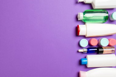 Renkli arka planda kozmetik şişelerinin üst görüntüsü. Tasarımınız için alanı olan cilt bakımı kavramı.