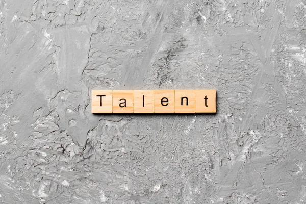 Talentwort Auf Holzblock Geschrieben Talenttext Auf Zementtisch Für Ihre Gestaltung — Stockfoto