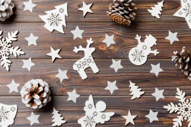 Ahşap arka planda Noel oyuncaklarının en üst görüntüsü. Yeni yıl süsü. Tatil kavramı.