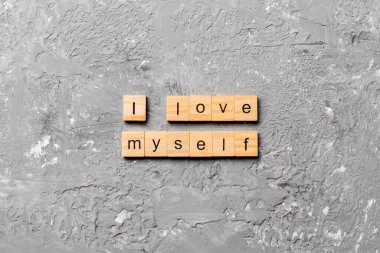 Ahşap blokta yazılı kendi kendime konuşmayı seviyorum. Senin için çimento masasında yazı yazmaya bayılıyorum..