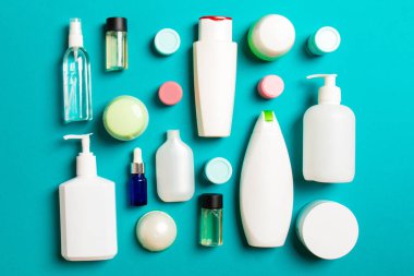 Plastik gövde bakımı şişesi düz kompozisyonu ve renkli arka plan boşluğuna kozmetik ürünler dizayn edilmişti. Beyaz Kozmetik kapları kümesi, kopya alanı ile üst görünüm.