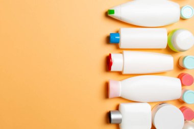 Renkli arka planda kozmetik şişelerinin üst görüntüsü. Tasarımınız için alanı olan cilt bakımı kavramı.