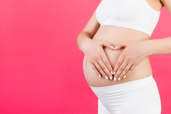 Primo Piano Della Pancia Della Donna Incinta Con Cuore Fatto — Foto Stock