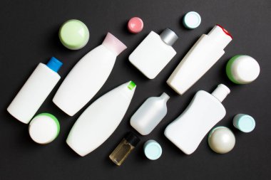 Plastik gövde bakımı şişesi düz kompozisyonu ve renkli arka plan boşluğuna kozmetik ürünler dizayn edilmişti. Beyaz Kozmetik kapları kümesi, kopya alanı ile üst görünüm.