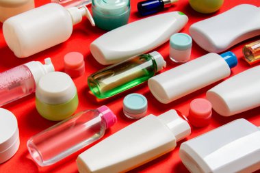 Farklı kozmetik şişeleri ve renkli arka planda kozmetik ürünleri için konteynır. Kopya alanı olan düz konum.