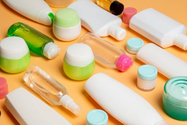 Plastik gövde bakımı şişesi düz kompozisyonu ve renkli arka plan boşluğuna kozmetik ürünler dizayn edilmişti. Beyaz Kozmetik kapları kümesi, kopya alanı ile üst görünüm.
