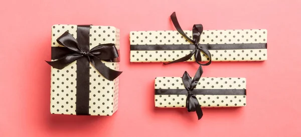 Pudełko Black Bow Rękach Boże Narodzenie Lub Nowy Rok Żywym — Zdjęcie stockowe
