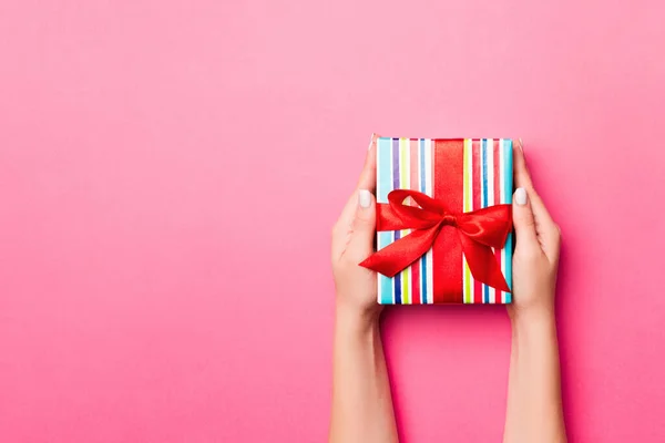 Manos Niña Sosteniendo Caja Regalo Papel Artesanal Con Como Regalo —  Fotos de Stock