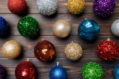 Ahşap arka planda yaratıcı tatil takılarının en üst görüntüsü. Noel süsü konsepti.