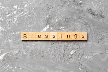 Tahta blokta yazılmış kutsal bir söz. Çimento sehpasında yazılar, Top view konseptin için..