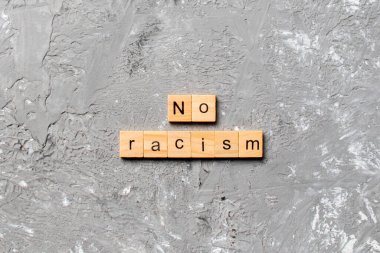 Tahta blokta ırkçılık yazmıyor. Masada ırkçılık metni yok, konsept.