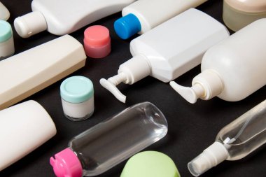 Plastik gövde bakımı şişesi düz kompozisyonu ve renkli arka plan boşluğuna kozmetik ürünler dizayn edilmişti. Beyaz Kozmetik kapları kümesi, kopya alanı ile üst görünüm.