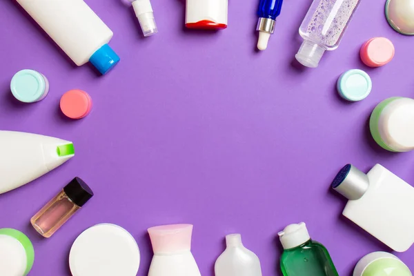 Rahmen Aus Kunststoff Körperpflegeflasche Flache Zusammensetzung Mit Kosmetikprodukten Auf Farbigem — Stockfoto
