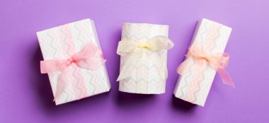 Üst görünüm Noel hediyesi kutusunun üzerinde mor bir fiyonk var..