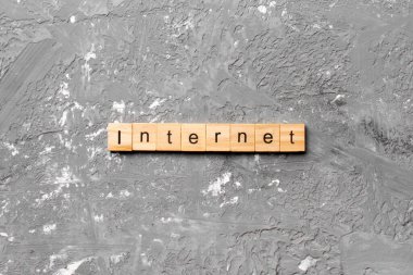 Ağaç bloğa yazılmış internetten. Çimento sehpası üzerindeki internetteki metin, konseptin için.