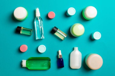 Plastik gövde bakımı şişesi düz kompozisyonu ve renkli arka plan boşluğuna kozmetik ürünler dizayn edilmişti. Beyaz Kozmetik kapları kümesi, kopya alanı ile üst görünüm.