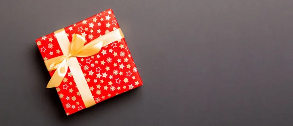 Csomagolva Karácsony Vagy Más Ünnep Kézzel Készített Ajándék Papíron Arany — Stock Fotó