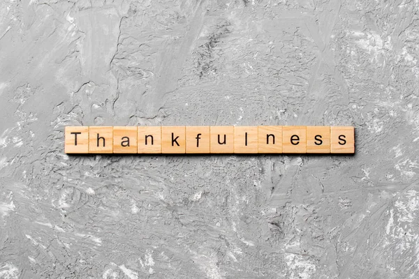 Слово Благодарности Написано Деревянном Блоке Текст Благодарности Цементном Столе Оформления — стоковое фото
