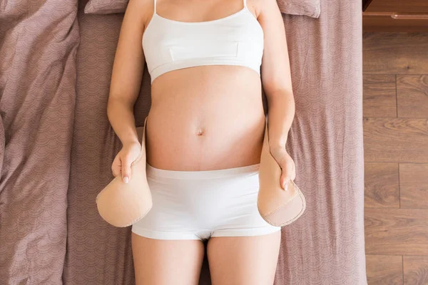 Close Zwangere Vrouw Kleedt Verband Buik Thuis Bed Orthopedische Gordel — Stockfoto