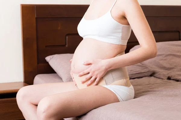 Primer Plano Mujer Embarazada Viste Vendaje Vientre Casa Cama Cinturón — Foto de Stock
