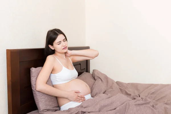 Joven Mujer Embarazada Bonita Que Sufre Dolor Cabeza Casa Cama —  Fotos de Stock