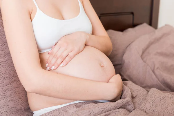 Jonge Mooie Zwangere Vrouw Pijn Zitten Bed Slaapkamer Voor Bereiden — Stockfoto