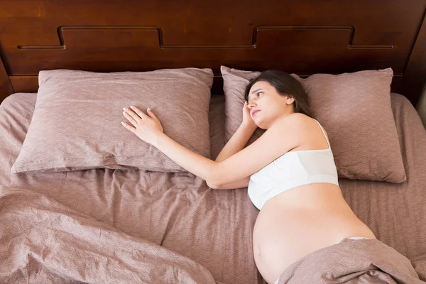 Schöne Junge Schwangere Frau Bett Liegend Draufsicht Das Mädchen Leidet — Stockfoto