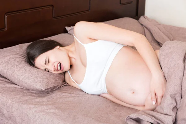 Mujer Embarazada Estresada Acostada Cama Con Mano Sobre Estómago Haciendo —  Fotos de Stock